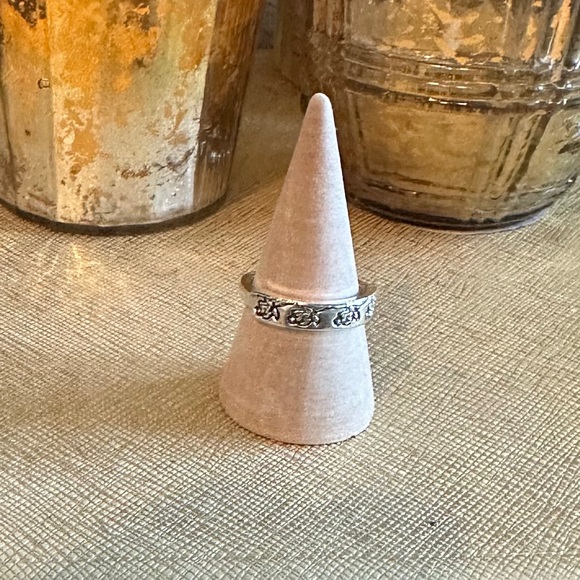NEW ring silvery ring
size 6.0
Mix and match
silvery metal
Ornate, vintage look - Picture 1 of 4